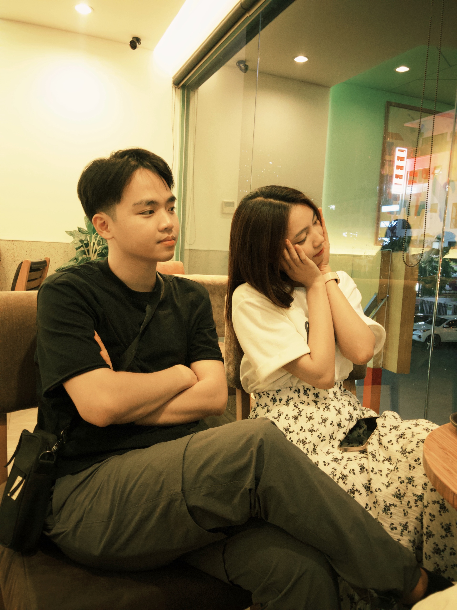 Huynh và Thảo tại một quán cà phê yêu thích